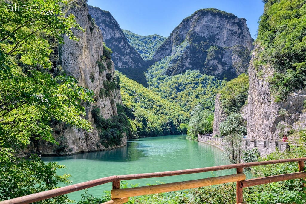 Lago della Gola Del Furlo